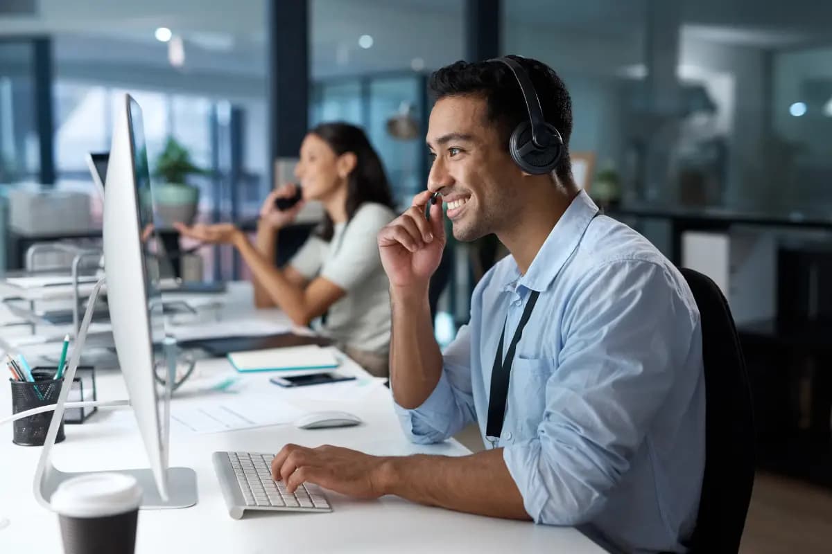 Consultor de planos de saúde com headset atendendo um cliente