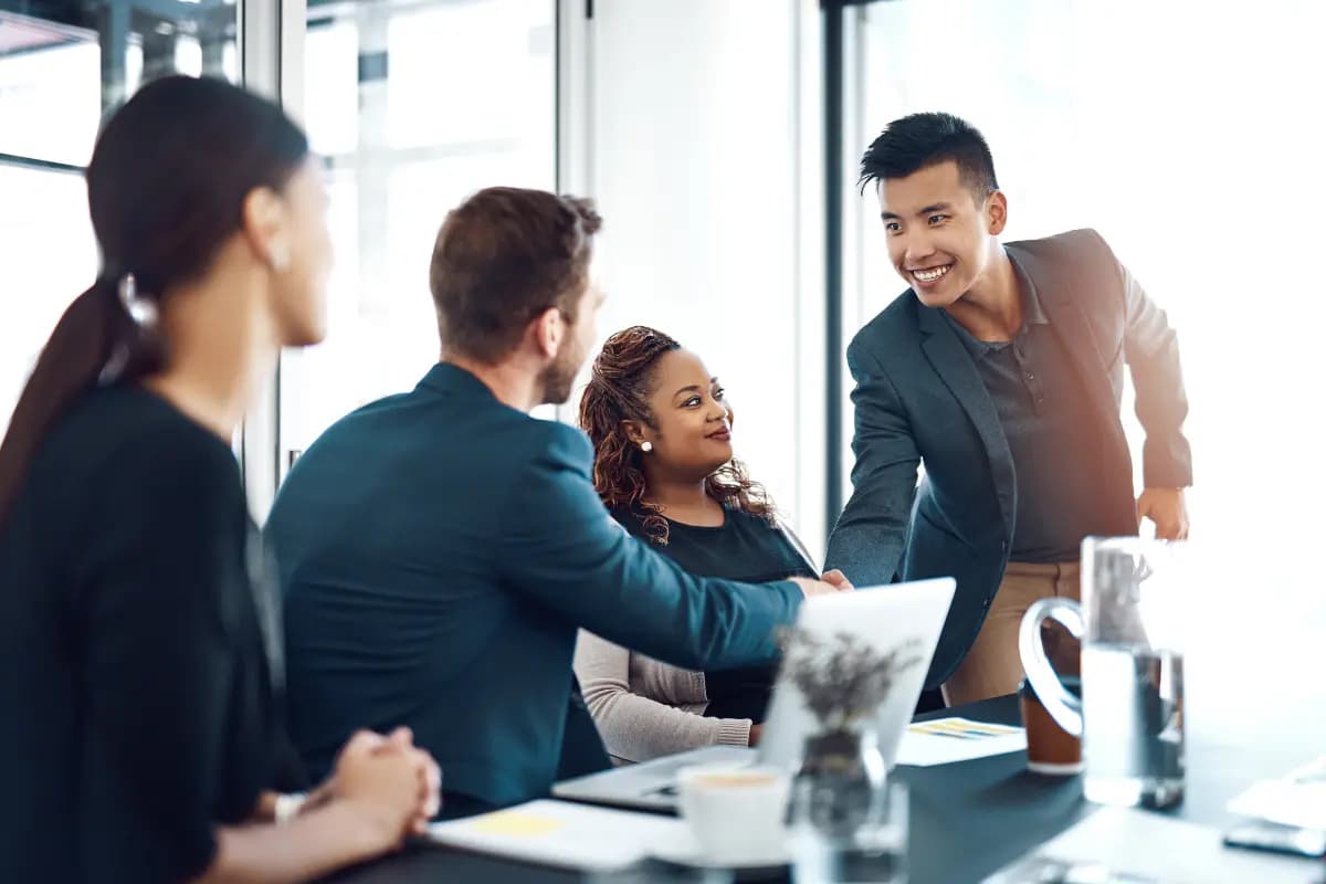Equipe conversa em reunião de escritório sobre benefícios