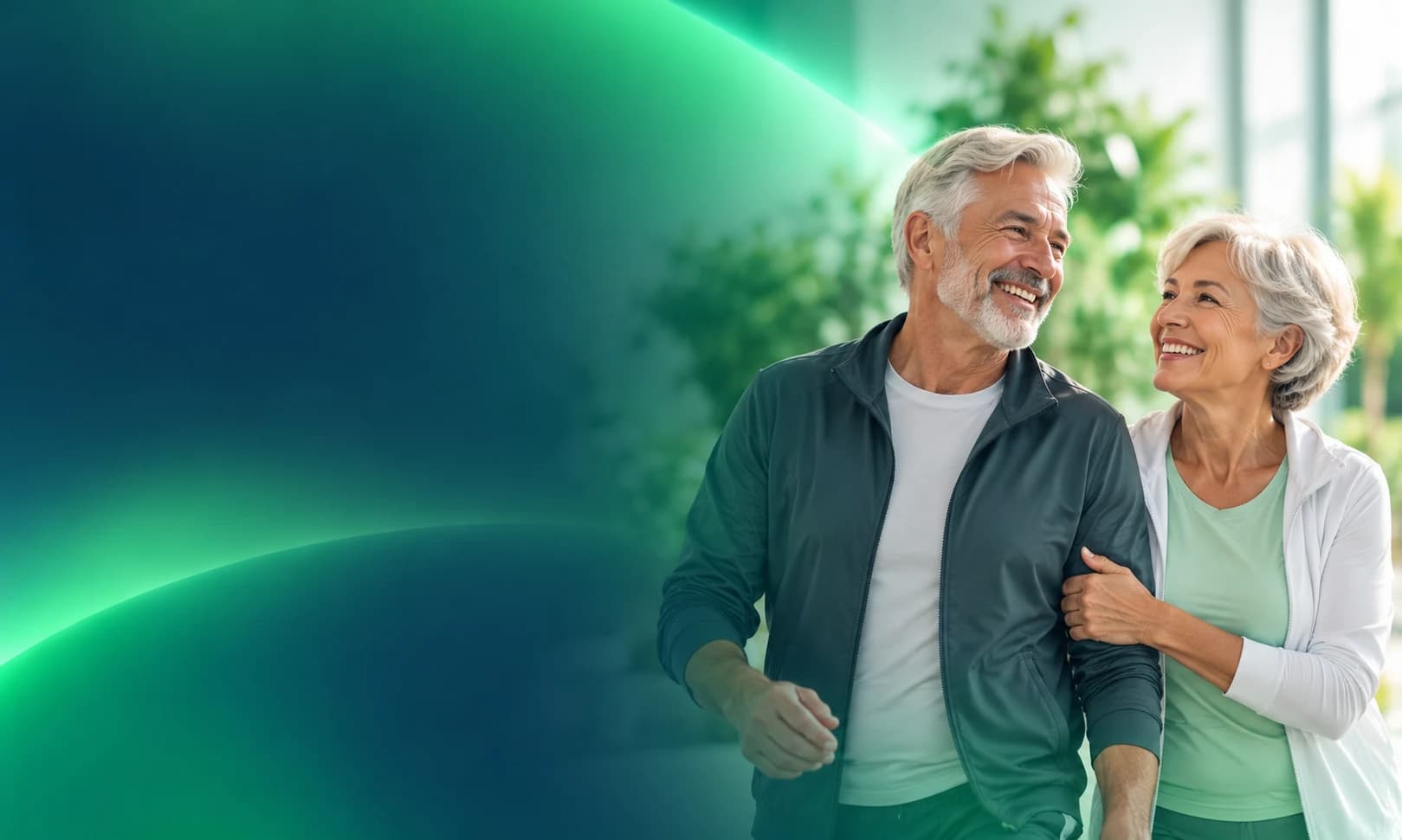 Casal de cabelos grisalhos caminhando de braços dados e sorrindo
