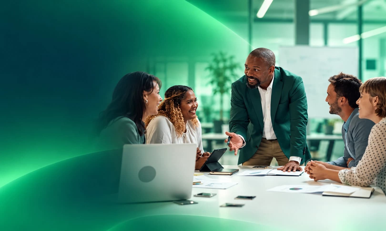 Equipe sorrindo em reunião no escritório