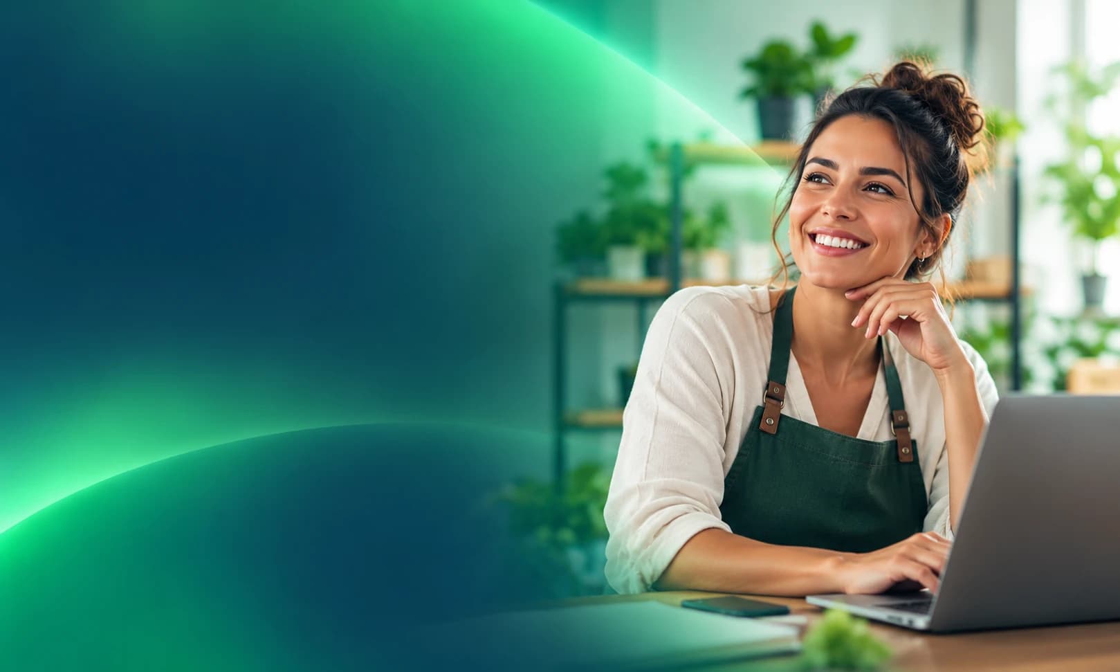 Empreendedora sorrindo no seu negócio, em frente ao notebook