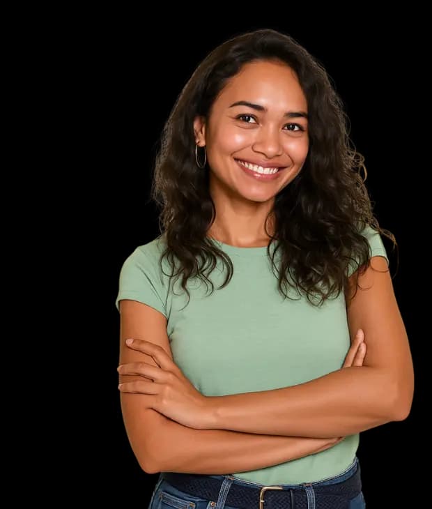 Mulher sorridente de camiseta verde e braços cruzados, mostrando um sorriso saudável