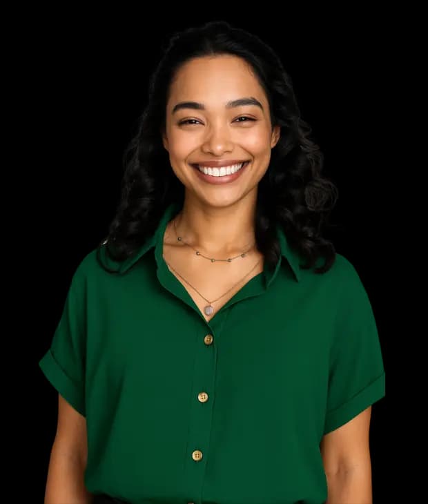 Mulher de camisa verde com sorriso aberto, representando quem busca plano odontológico sem carência