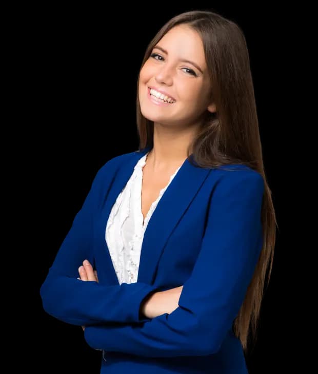 Executiva sorridente de braços cruzados, representando empresas que contratam plano de saúde para a equipe