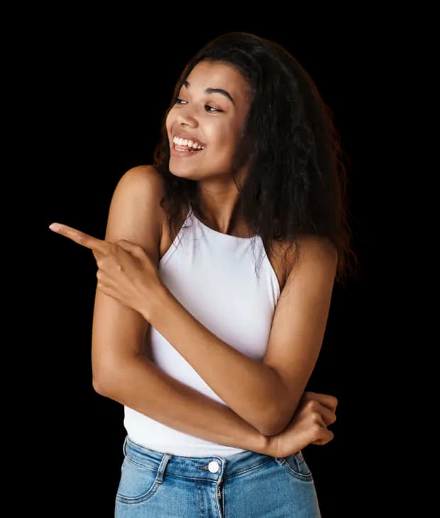 Mulher jovem sorrindo e apontando para o lado, em fundo claro